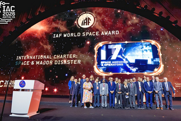 Carta Internacional Espaço e Grandes Desastres recebe prêmio IAF World Space Award Carta Internacional Espaço e Grandes Desastres recebe prêmio IAF World Space Award