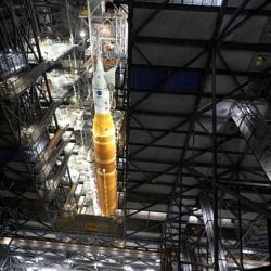 Foguete Artemis II chega à plataforma para lançamento rumo à Lua