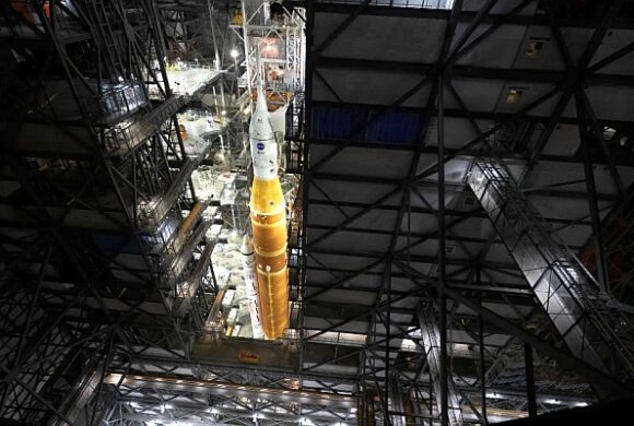 Foguete Artemis II chega à plataforma para lançamento rumo à Lua Foguete Artemis II chega à plataforma para lançamento rumo à Lua