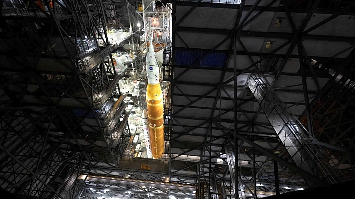 Foguete Artemis II chega à plataforma para lançamento rumo à Lua Foguete Artemis II chega à plataforma para lançamento rumo à Lua