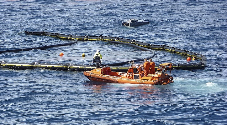 INPE e IBAMA firmam cooperação para monitorar derramamentos de óleo no mar